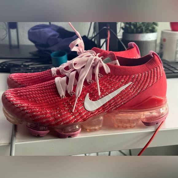 Nike Air VaporMax Flyknit 3
Track Red Magic Flamingo (Women's) - Picture 2 of 11
